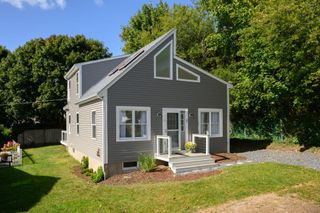 27 Abington Ave, Plymouth, MA 02360