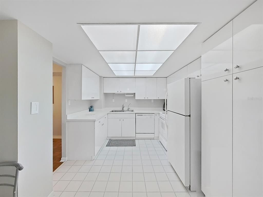 Image 16 of property listing at 400 ISLAND WAY 203, Clearwater Beach, FL 33767