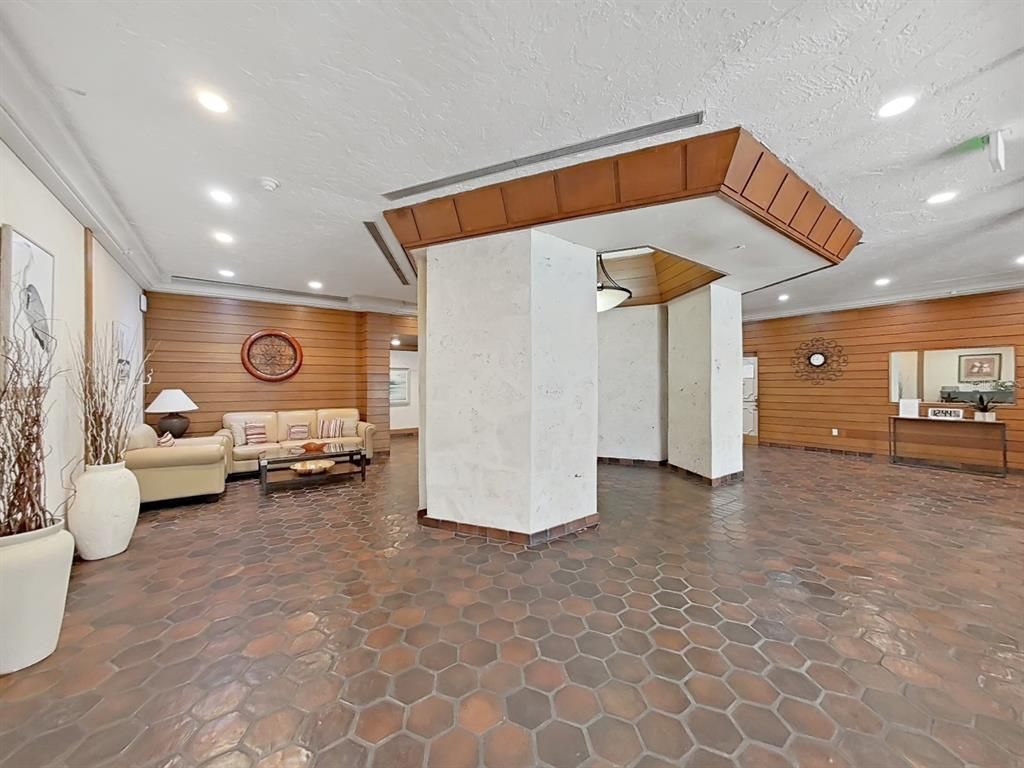 Image 41 of property listing at 400 ISLAND WAY 203, Clearwater Beach, FL 33767