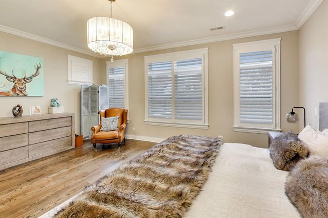 1226 W Henderson Street, Chicago, IL 60657