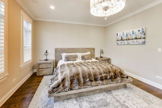 1226 W Henderson Street, Chicago, IL 60657