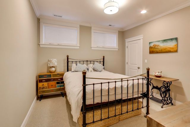 1226 W Henderson Street, Chicago, IL 60657