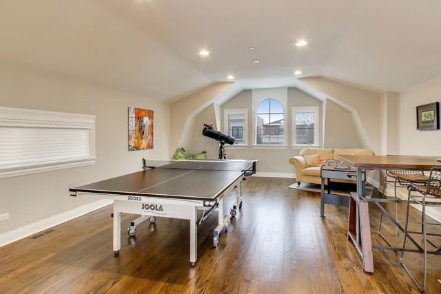 1226 W Henderson Street, Chicago, IL 60657