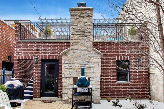 1226 W Henderson Street, Chicago, IL 60657