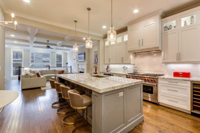 1226 W Henderson Street, Chicago, IL 60657