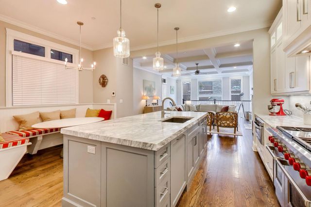 1226 W Henderson Street, Chicago, IL 60657