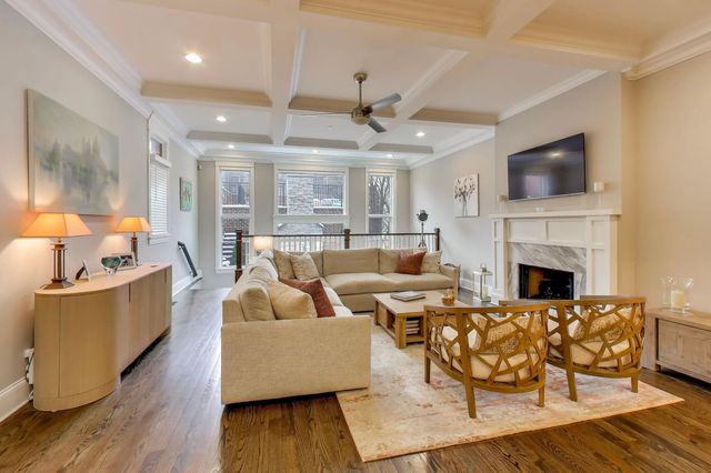 1226 W Henderson Street, Chicago, IL 60657