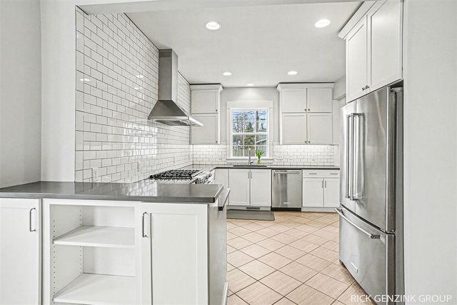 209 W 15th Street, Holland, MI 49423