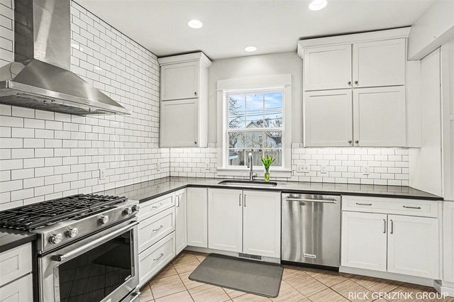 209 W 15th Street, Holland, MI 49423