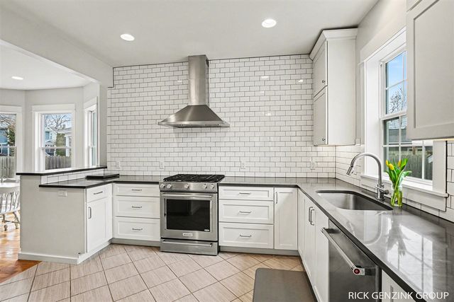 209 W 15th Street, Holland, MI 49423