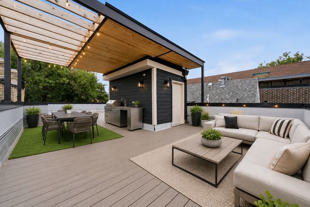 2334 N Oakley Avenue, Chicago, IL 60647