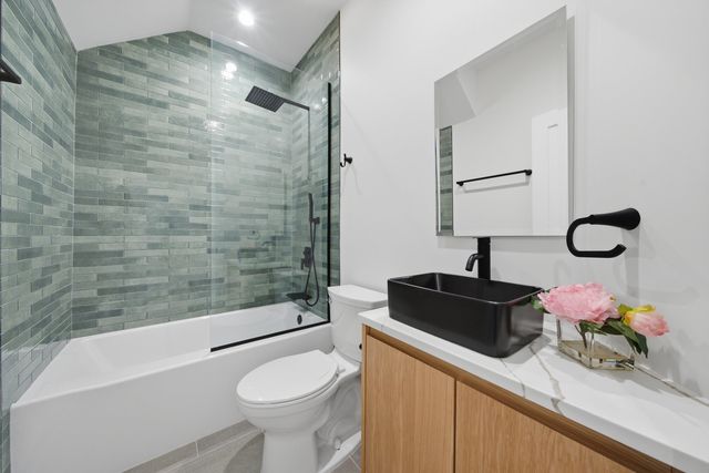 2334 N Oakley Avenue, Chicago, IL 60647