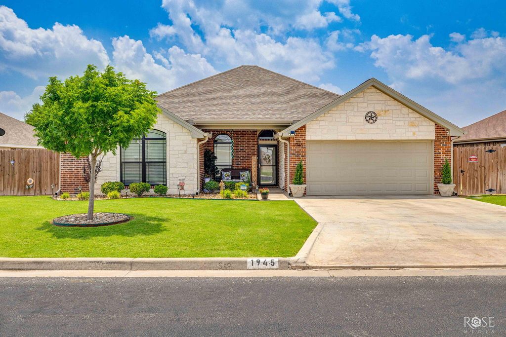 Image 1 of property listing at 1945 Chesney Lane, San Angelo, TX 76904