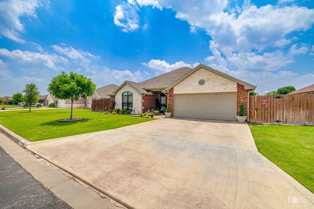 Image 3 of property listing at 1945 Chesney Lane, San Angelo, TX 76904