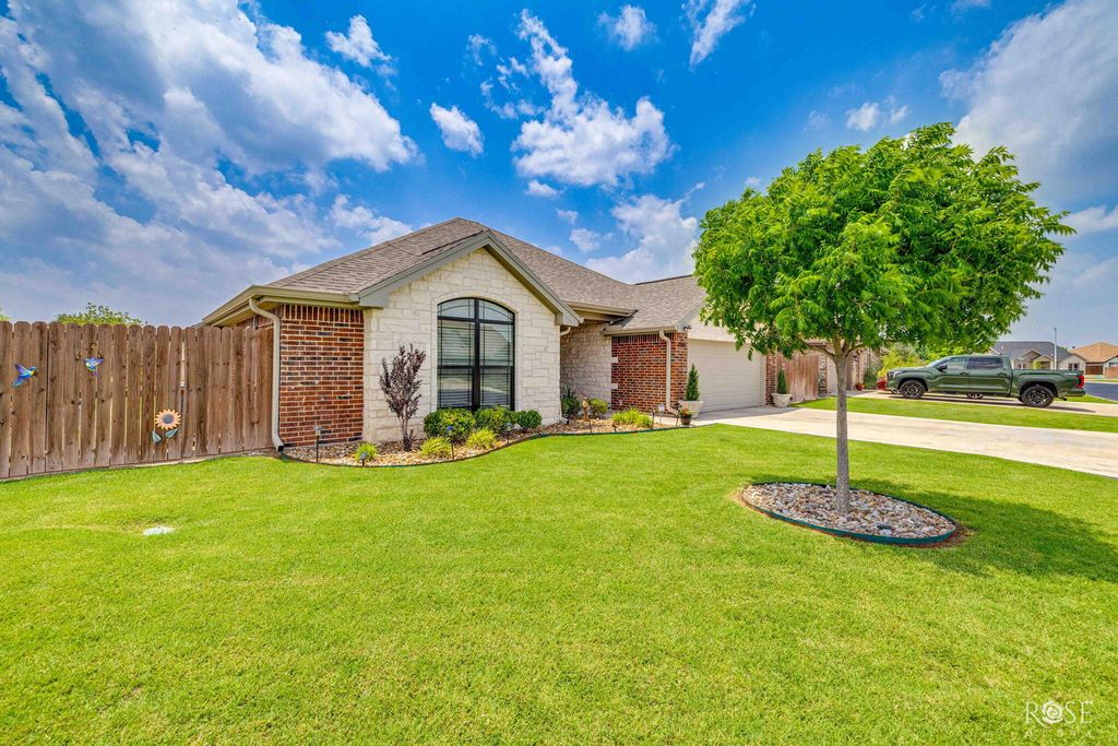 Image 4 of property listing at 1945 Chesney Lane, San Angelo, TX 76904