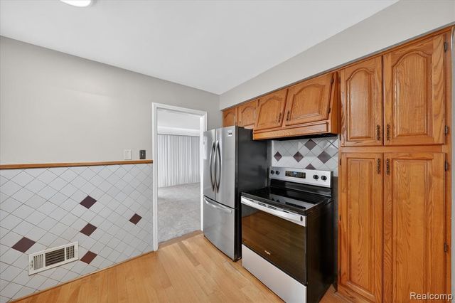 28901 W Chicago Street, Livonia, MI 48150