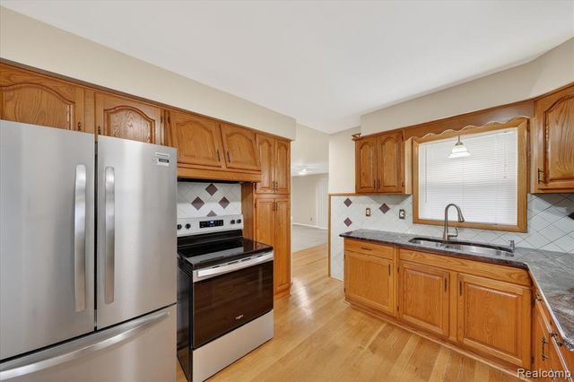 28901 W Chicago Street, Livonia, MI 48150