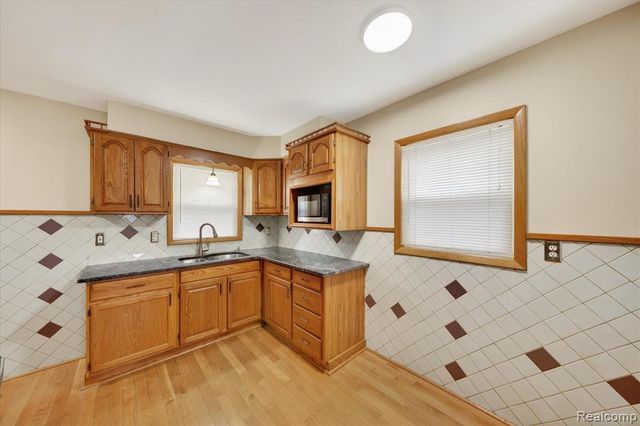 28901 W Chicago Street, Livonia, MI 48150