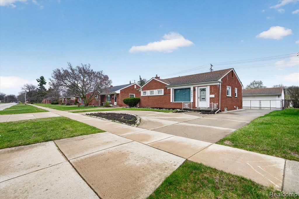 28901 W Chicago Street, Livonia, MI 48150