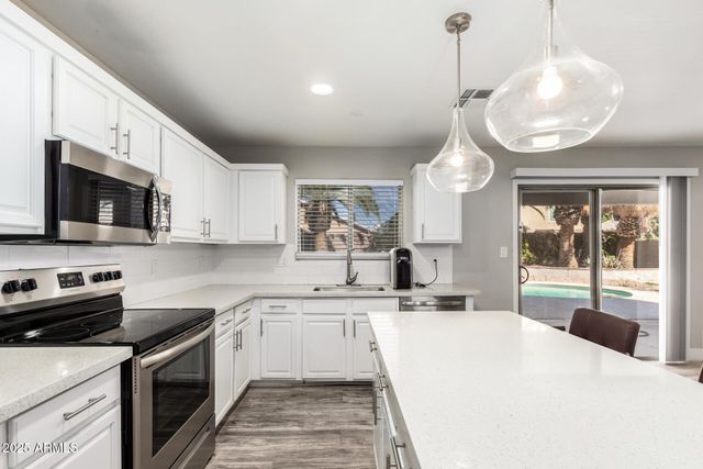 8836 W SALTER Drive, Peoria, AZ 85382