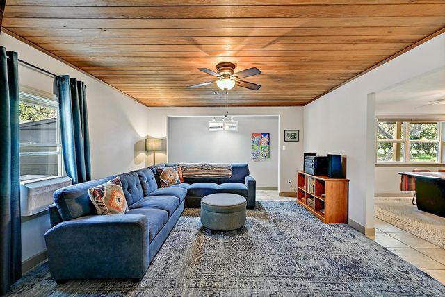 24807 Martin LN, Spicewood, TX 78669