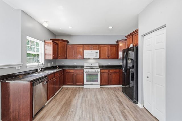 3335 Silver City Court, Montgomery, IL 60538