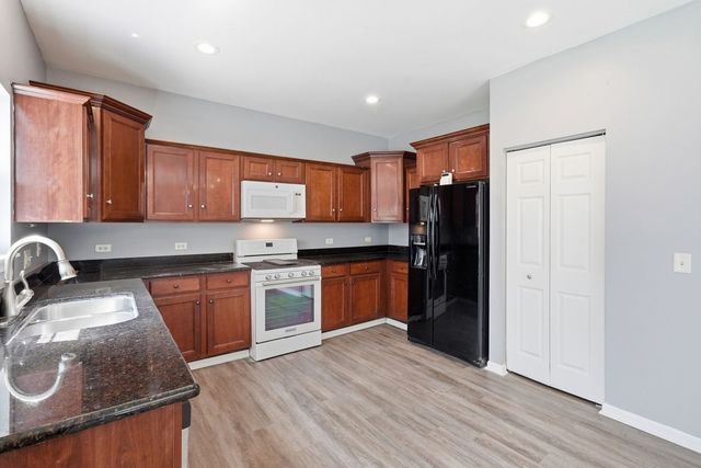 3335 Silver City Court, Montgomery, IL 60538