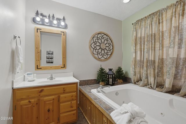 917 Pine Cone Way, Gatlinburg, TN 37738