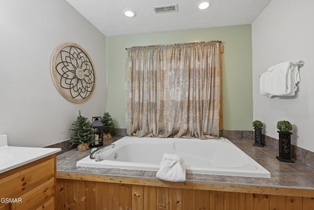 917 Pine Cone Way, Gatlinburg, TN 37738