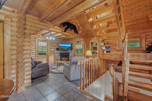 917 Pine Cone Way, Gatlinburg, TN 37738