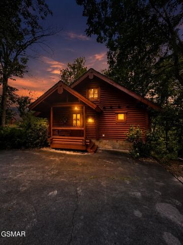 917 Pine Cone Way, Gatlinburg, TN 37738