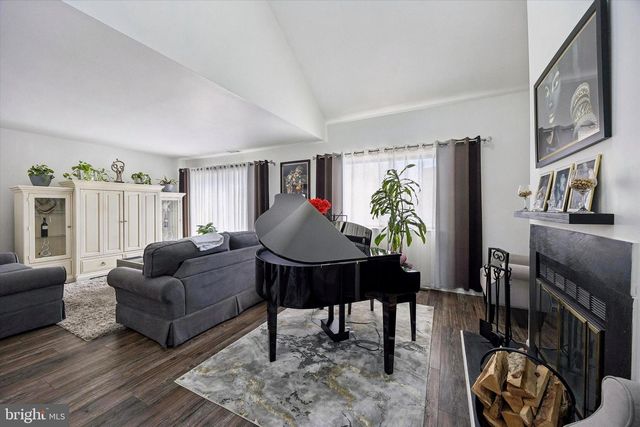 6 REBECCA CT, Trenton, NJ 08628