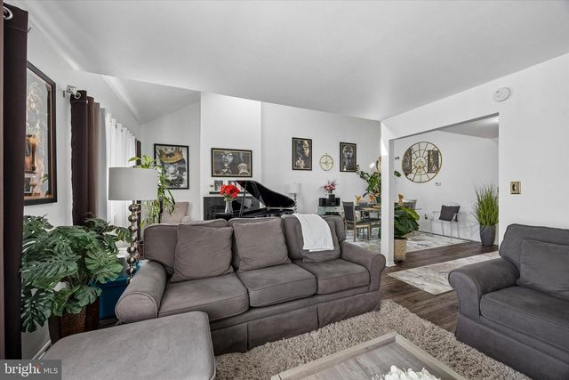 6 REBECCA CT, Trenton, NJ 08628