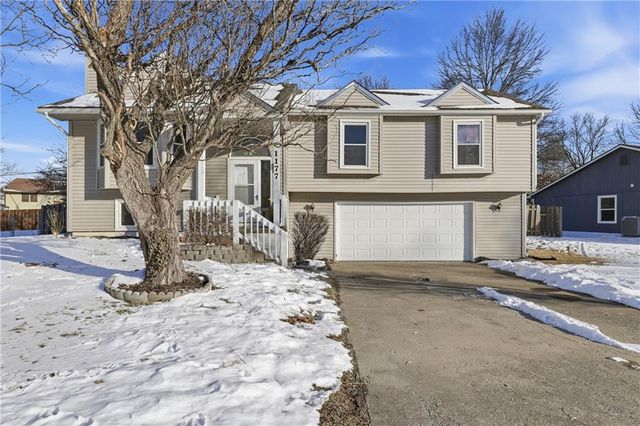 1177 Greenwood Park Street, Tonganoxie, KS 66086