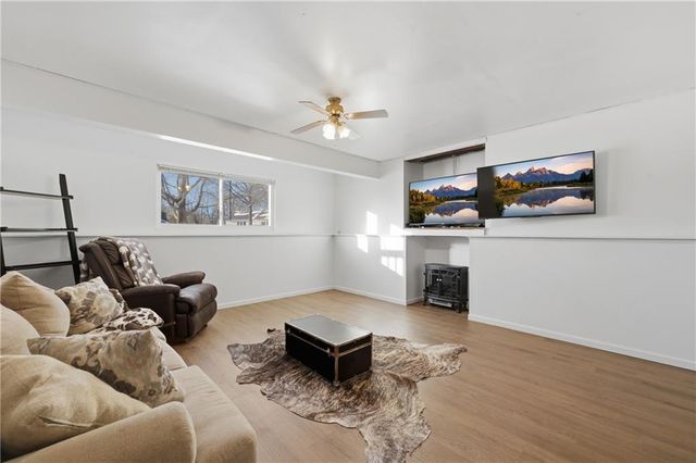 1177 Greenwood Park Street, Tonganoxie, KS 66086