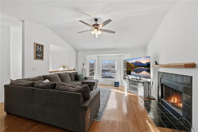 1177 Greenwood Park Street, Tonganoxie, KS 66086