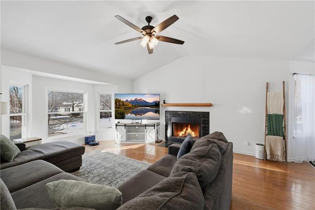 1177 Greenwood Park Street, Tonganoxie, KS 66086