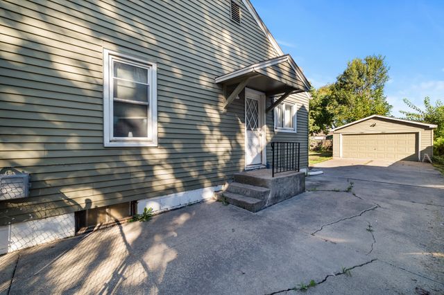 2904 Maple Street, Des Moines, IA 50317