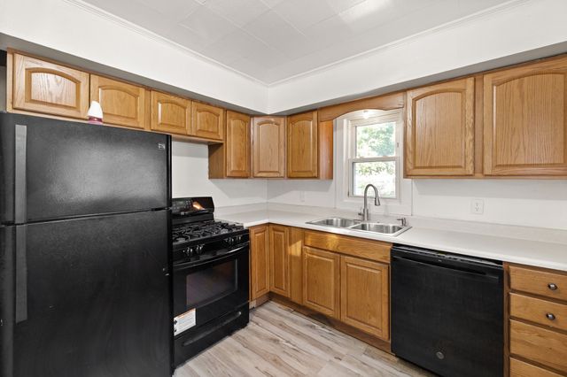 2904 Maple Street, Des Moines, IA 50317