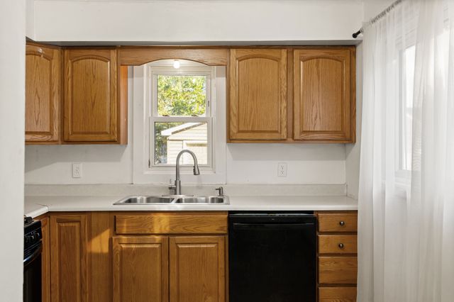2904 Maple Street, Des Moines, IA 50317