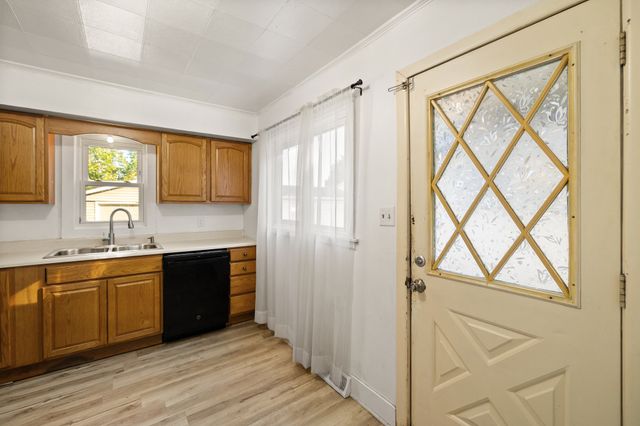 2904 Maple Street, Des Moines, IA 50317