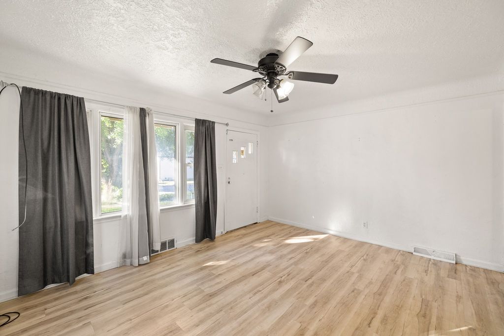 2904 Maple Street, Des Moines, IA 50317