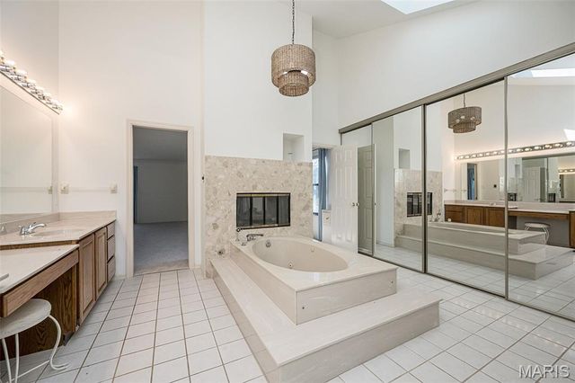 440 Meramec Way, St Charles, MO 63303