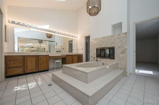 440 Meramec Way, St Charles, MO 63303