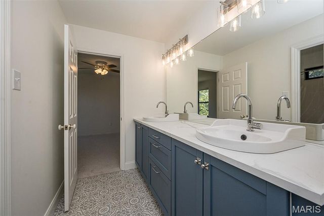 440 Meramec Way, St Charles, MO 63303