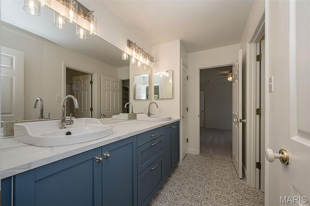 440 Meramec Way, St Charles, MO 63303