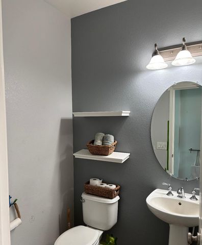 1724 Countrywood Ln, Escalon, CA 95320