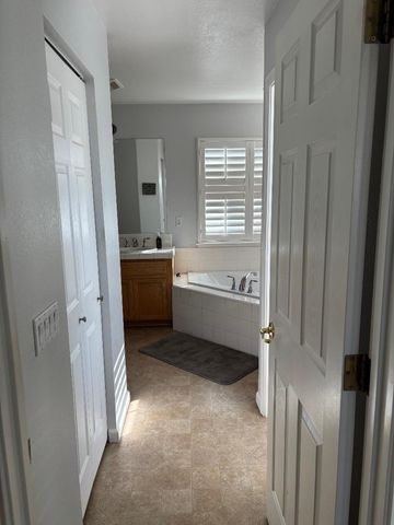 1724 Countrywood Ln, Escalon, CA 95320