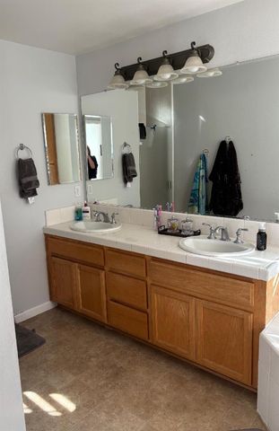 1724 Countrywood Ln, Escalon, CA 95320