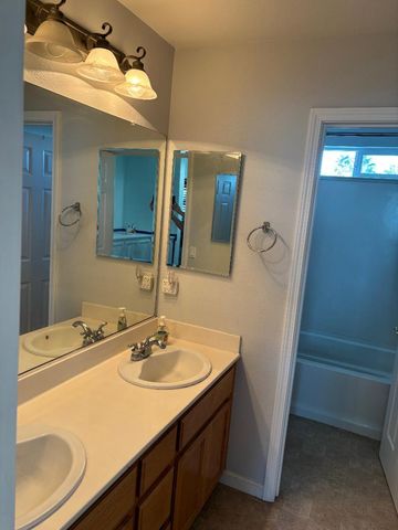 1724 Countrywood Ln, Escalon, CA 95320